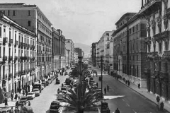 Corso Garibaldi nel 1960 con il Palazzo delle Poste e Pzzo Santoro